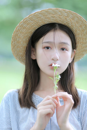 《年輕的女教師》HD