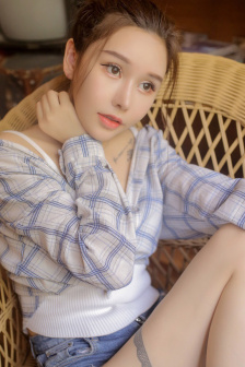 女生去掉所有服裝跳舞