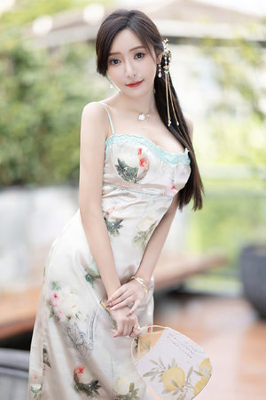 女士穿緊身裸體開襠光滑皮褲