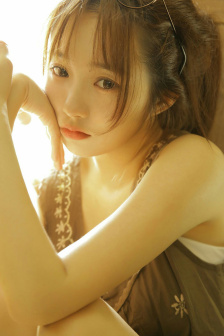 晚上爬上母親肚皮上