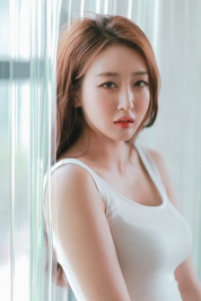 日本邊摸邊吃奶邊做視頻叫床