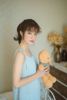 兩個(gè)男生互摸對(duì)方的頭發(fā)