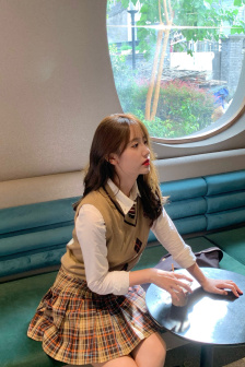 他的手漸漸地也開始不安分起來