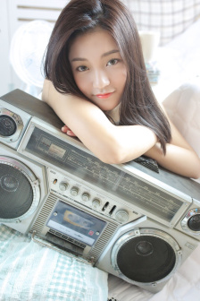 美女和帥哥一起努力生小孩