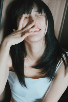 器材室輪-J-(4)對(duì)著鏡子