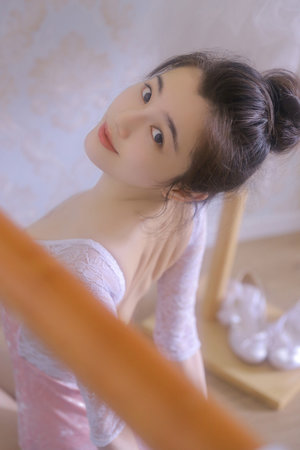 他的手漸漸地也開始不安分起來