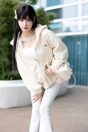 漂亮女房東滿足了我