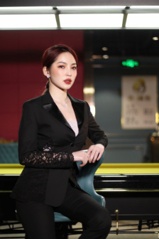 他一邊日B一邊吸我奶