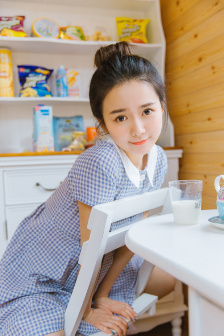 裝睡故意把腿張開給公