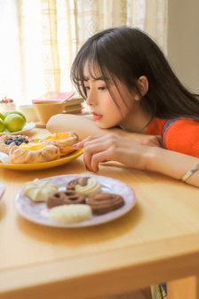 賓館床上親吻脫服親奶