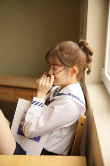 黑土躺床上流白色分泌物怎么回事