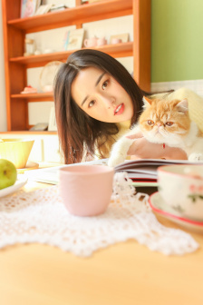 她當(dāng)著丈夫面前被耍了