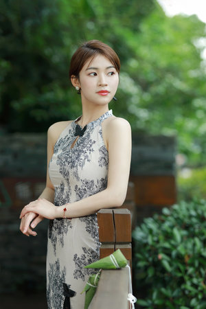 《下暴雨無法回家去上司家》