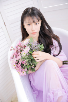 張梓琳腋下現(xiàn)疤痕