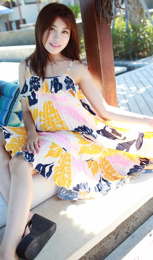 老師穿白色雙開真絲旗袍怎么穿