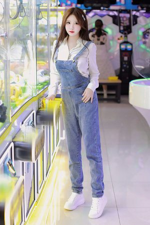 97伊人碰碰撞精品視頻