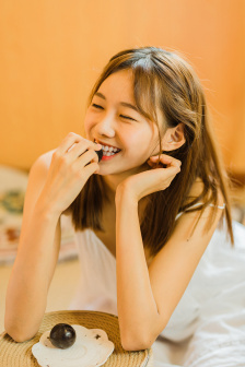 孩子被撞瞬間父親一把拽回