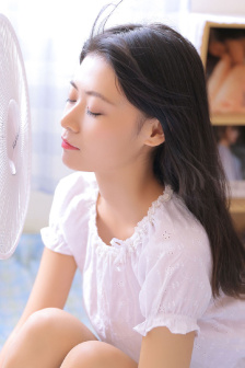 局長邊摸邊吃奶邊做爰