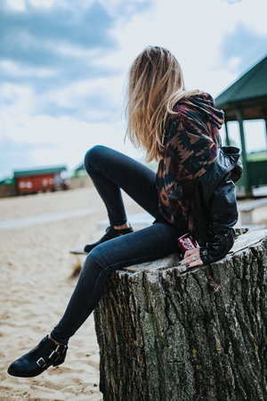 擠進(jìn)毛都沒(méi)長(zhǎng)的小縫里