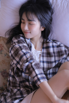 女士穿緊身裸體開襠光滑皮褲