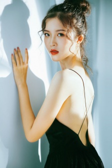 公園偷拍女露底沒內(nèi)褲