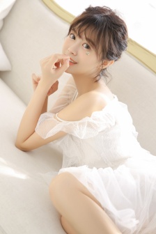 幾男含著她兩個(gè)碩大的乳