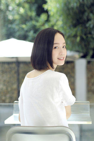 女生喂奶給嬰兒