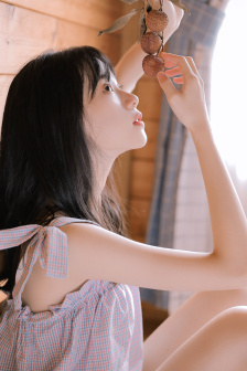 公在廚房撕開奶罩吸奶頭