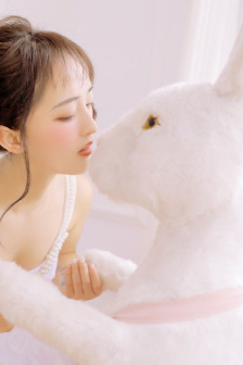 含著她兩個碩大的乳峰主題曲