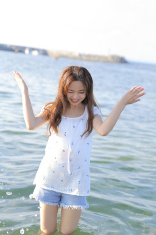 女生晚上睡不著看b站