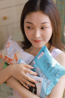 寶寶握住它坐下～自己動頭小作文