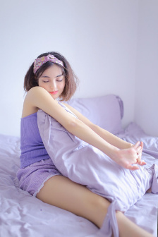 12歲女孩看自己5歲視頻一臉驚訝