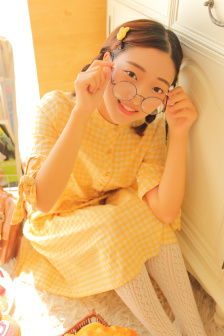 女士穿緊身裸體開襠光滑皮褲