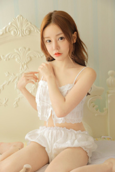 在班上露著奶被全班男人玩