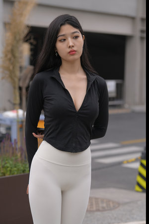 涂了春藥被一群人倫爽99式