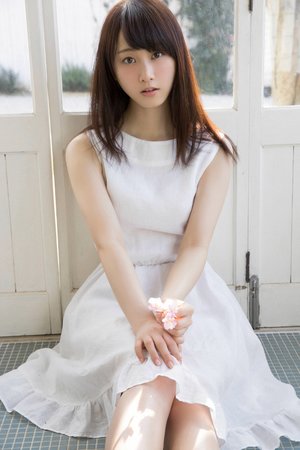 女生罰坐三角架尖尖凳的視頻