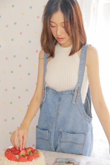 美女被扒開內(nèi)褲讓男生桶