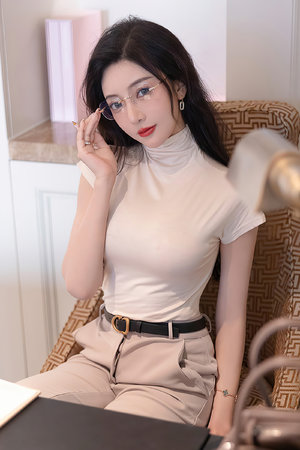 少女和動(dòng)物狗馬豬驢