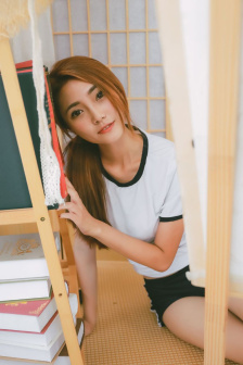 穿開檔情趣內(nèi)衣被調(diào)教