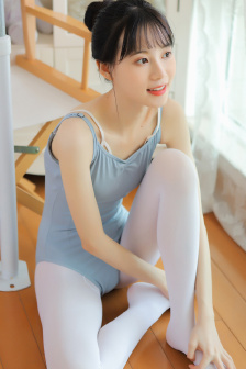 寶寶扶著水池乖乖讓爸爸洗頭文