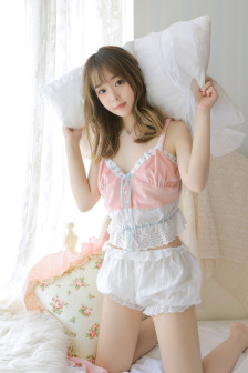 野外吮她的花蒂兩男一女