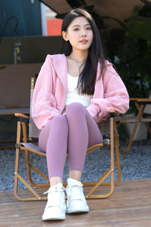 分腿吊起來抽打中間的文案