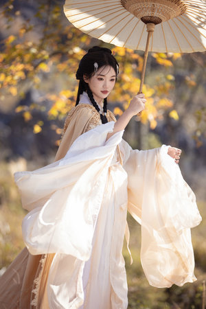 雙乳挺拔圓潤柔軟擠壓