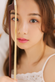 坐在他的腿上把內(nèi)褲蹭到一邊