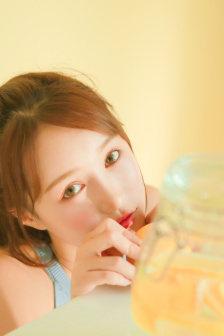 女生自我安穩(wěn)手勢圖片